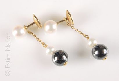 PAIRE DE PENDANTS D'OREILLES PERLES
Paire...