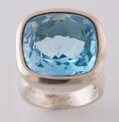 BAGUE TOPAZE
Bague en argent (925/°°) rehaussée...