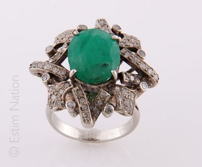 BAGUE EMERAUDE DIAMANTS
Importante bague...