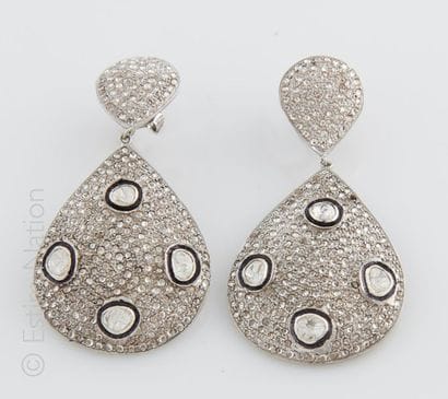 BOUCLES D'OREILLES TOPAZES
Paire de pendants...
