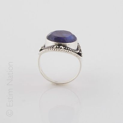 BAGUE SAPHIR
Bague en argent (925/°°) centrée...