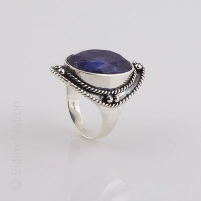 BAGUE SAPHIR
Bague en argent (925/°°) centrée...