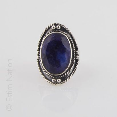 BAGUE SAPHIR
Bague en argent (925/°°) centrée...