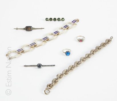 LOT DE BIJOUX OR ET ARGENT
Bague en or gris...