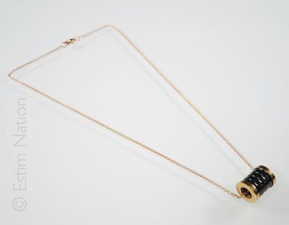 COLLIER
Chaîne en métal doré retenant en...