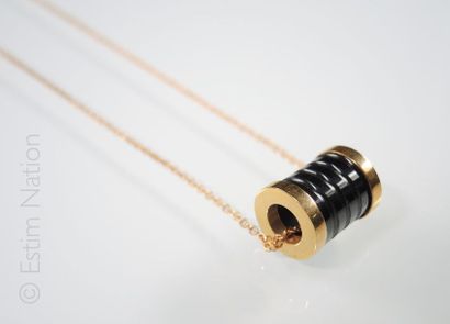 COLLIER
Chaîne en métal doré retenant en...