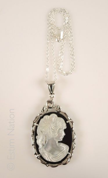 CHAINE ET MEDAILLON
Collier en métal argenté...