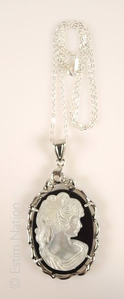 CHAINE ET MEDAILLON
Collier en métal argenté...