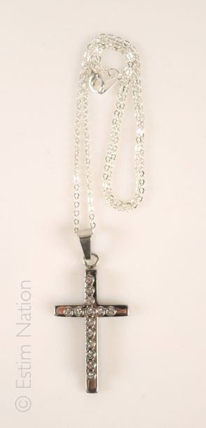 CHAINE ET CROIX
Collier en métal argenté...