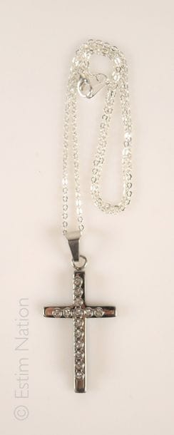 CHAINE ET CROIX
Collier en métal argenté...