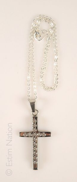 CHAINE ET CROIX
Collier en métal argenté...