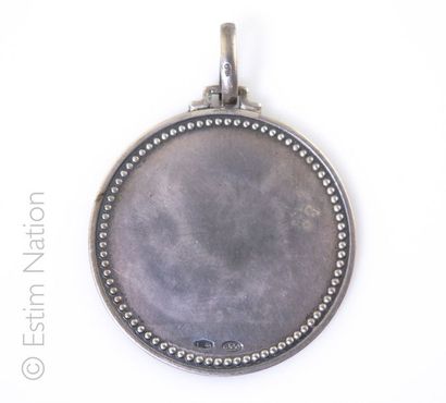 Plaque en argent (925/°°) de forme ronde....