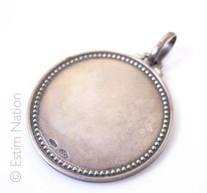 Plaque en argent (925/°°) de forme ronde....