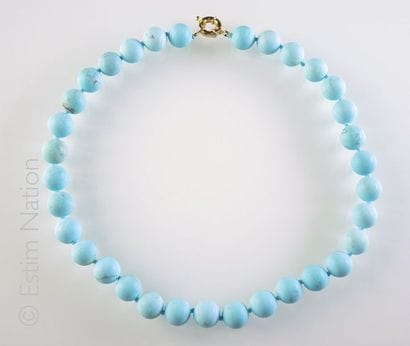 Collier composé de boules de turquoises reconstituées...