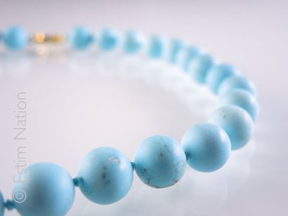 Collier composé de boules de turquoises reconstituées...