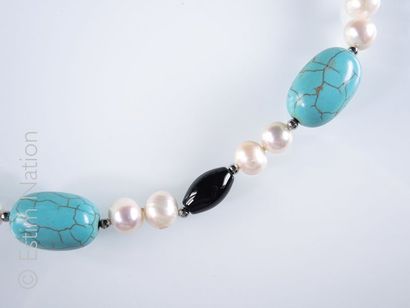 Collier composé de perles de turquoise reconstituée...