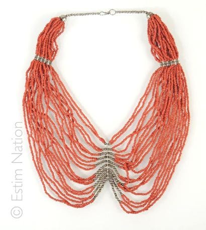 COLLIER PECTORAL CORAIL
Un collier pectoral...