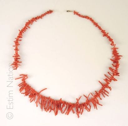 COLLIER CORAIL
Un collier en chute de rameaux...