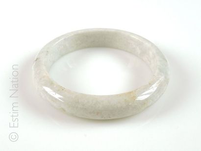 BRACELET JADE
Bracelet rigide en jade. Tour...