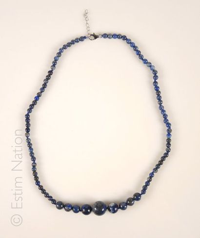 COLLIER LAPIS
Collier en chute composé de...