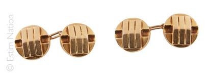 BOUTONS DE MANCHETTES EN OR
Paire de boutons...