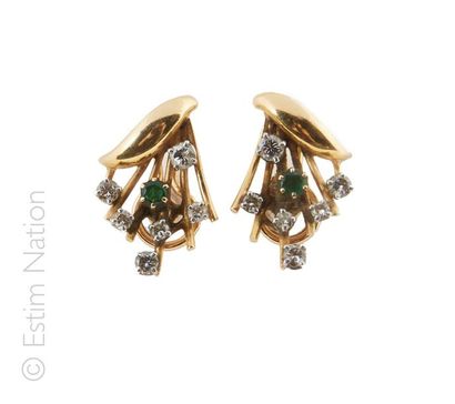 PAIRE DE BOUCLES D'OREILLES OR DIAMANTS EMERAUDES
Paire...