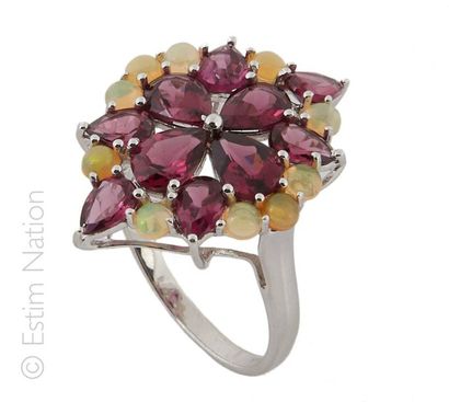 BAGUE GRENATS OPALES
Bague en argent (925/°°)à...