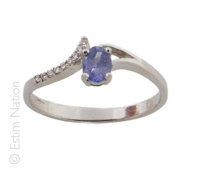 BAGUE TANZANITE PIERRES BLANCHES
Bague en...