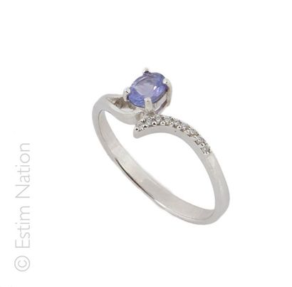 BAGUE TANZANITE PIERRES BLANCHES
Bague en...