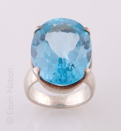 BAGUE TOPAZE
Bague en argent (925/°°) rehaussée...