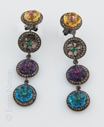 BOUCLES D'OREILLES
Paire de pendants d'oreilles...