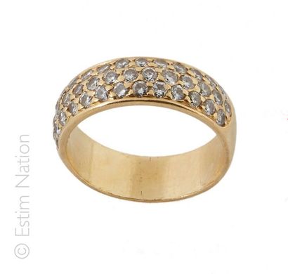 DEMI-ALLIANCE EN OR JAUNE ET DIAMANTS
Une...