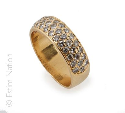 DEMI-ALLIANCE EN OR JAUNE ET DIAMANTS
Une...