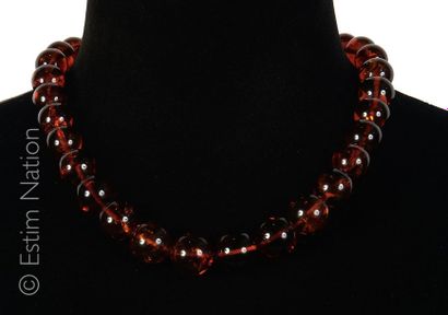 COLLIER AMBRE
Collier composé de boules d'ambre...