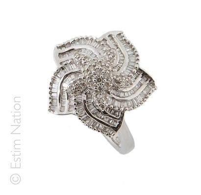 Dans le goût de Chanel
Bague en or gris 18K...