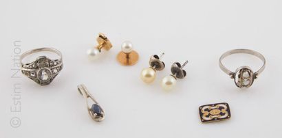 ENSEMBLE DE BIJOUX
Deux bagues: une en argent...