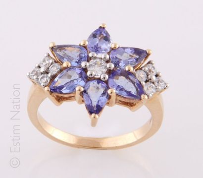 BAGUE TANZANITES DIAMANTS
Bague en or jaune...