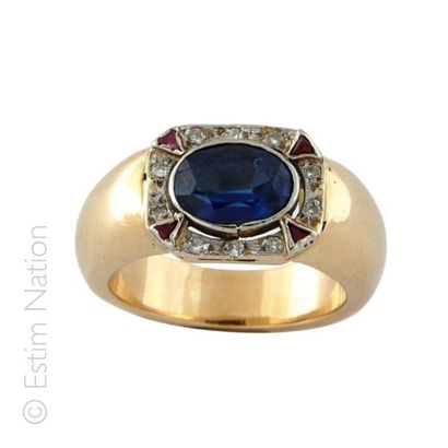 Bague en or jaune 18K 750/°° centrée d'une...