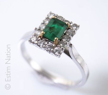 BAGUE RECTANGULAIRE ÉMERAUDE ET DIAMANTS
Bague...