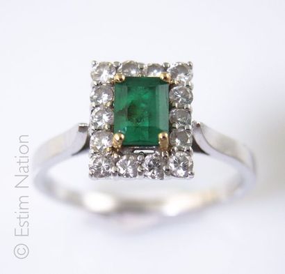 BAGUE RECTANGULAIRE ÉMERAUDE ET DIAMANTS
Bague...