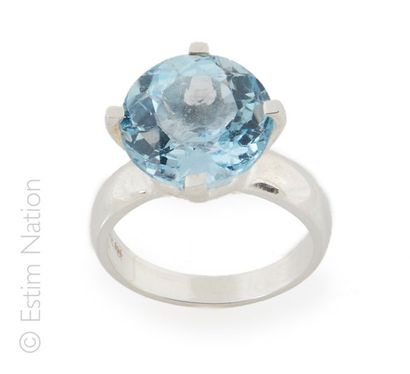 BAGUE TOPAZE
Bague en argent (925/°°) centrée...