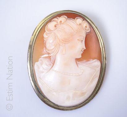 BROCHE CAMÉE
Broche en argent doré (800/°°)...