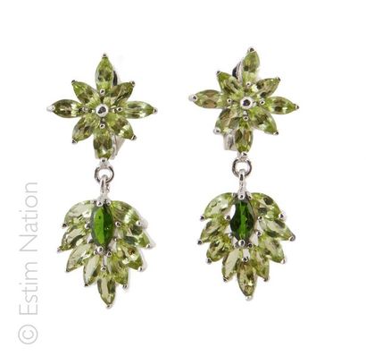 BOUCLES D'OREILLES PERIDOTS
Paire de pendants...