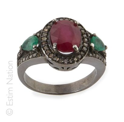 BAGUE RUBIS EMERAUDES DIAMANTS
Bague en argent...