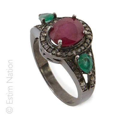BAGUE RUBIS EMERAUDES DIAMANTS
Bague en argent...