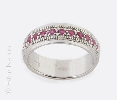 Bague Rubis
Demie alliance en argent (925/°°)...