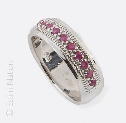 Bague Rubis
Demie alliance en argent (925/°°)...