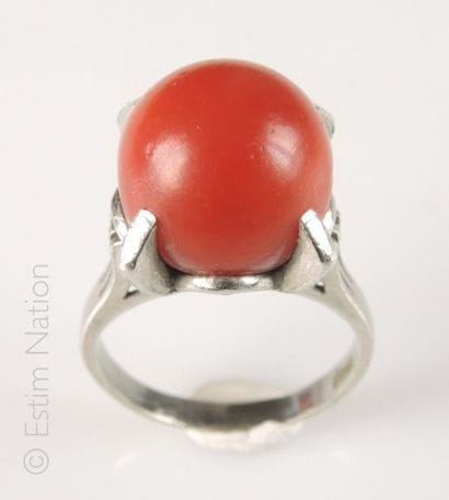BAGUE CORAIL
Bague en platine centrée d'une...