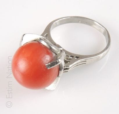 BAGUE CORAIL
Bague en platine centrée d'une...
