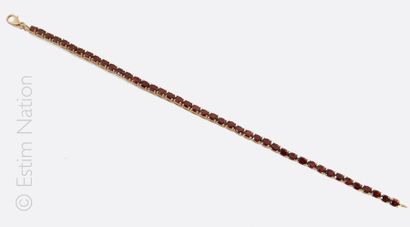 BRACELET LIGNE GRENATS
Bracelet ligne en...